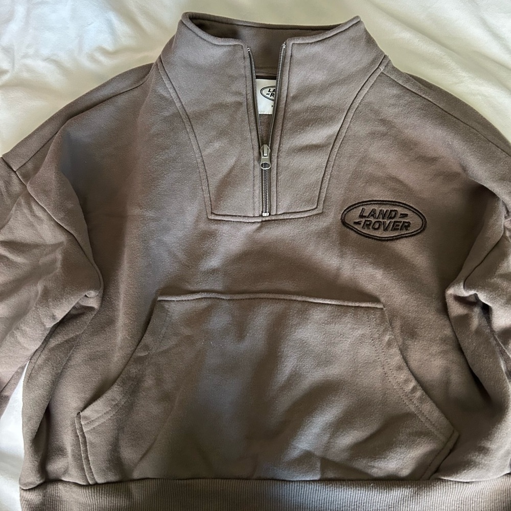 Women’s half zip Land Rover sweater. Amazing condition worn 3x times. Comfy